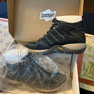 Dansko Paxton Suede walking book